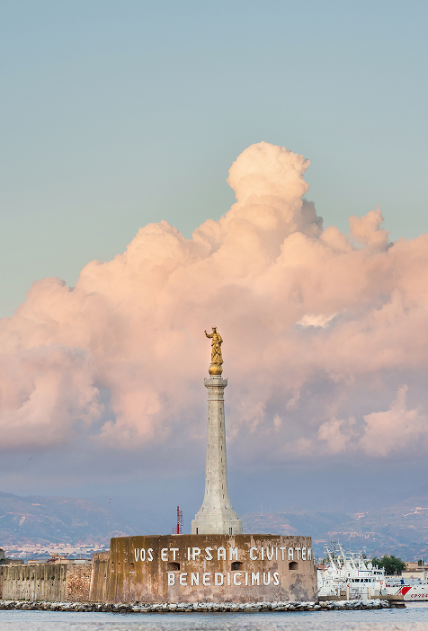 The Madonna della Lettera statue atop the column at the harbour entrance of Messina, inscribed “Vos et ipsam civitatem benedicimus”.